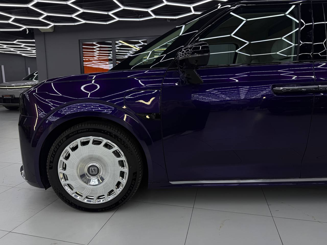 Оклейка Zeekr 009 в Metallic Midnight Purple: из черного - в глубокий пурпур